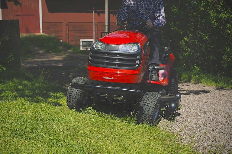 Tondeuse autoportée en utilisation sur une pelouse
