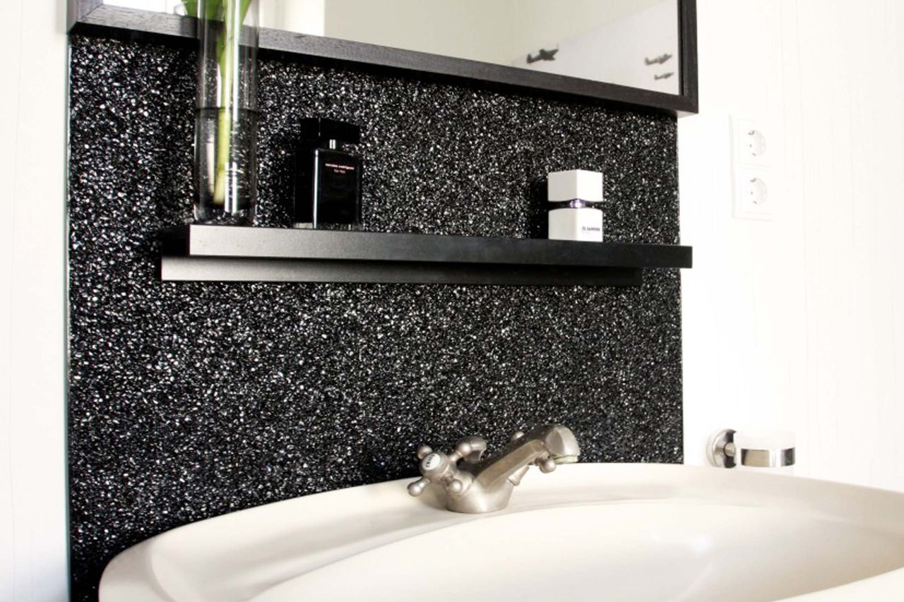 Salle de bain avec miroir, étagère, lavabo et robinet