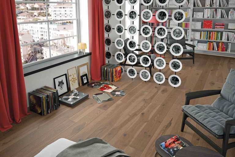 Salon avec collection de disques vinyles, tourne-disque, séparateur de pièce et parquet