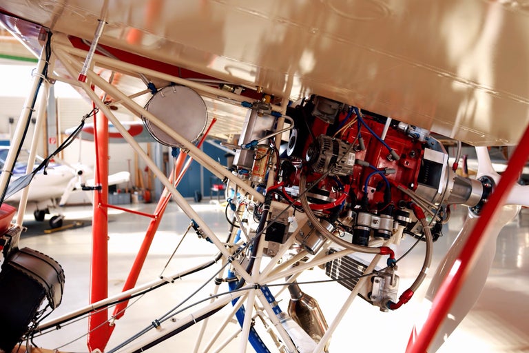 Gros plan du moteur d'un avion avec des entretoises métalliques