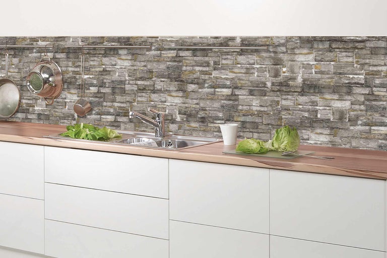Cuisine avec évier, robinet et panneau mural en pierre