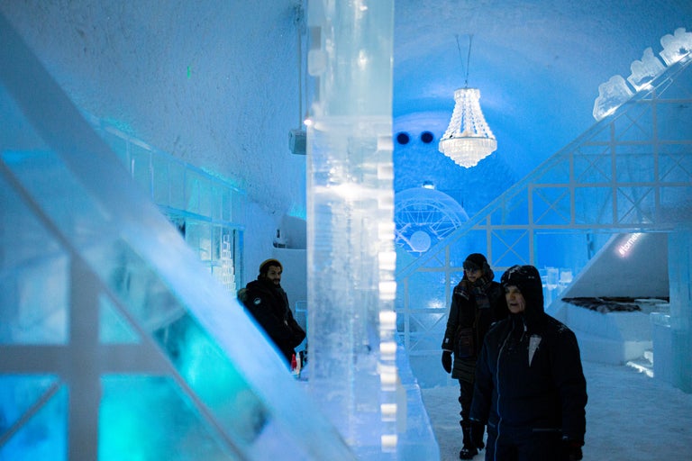 Intérieur d'un hôtel de glace avec des clients et des décorations de glace