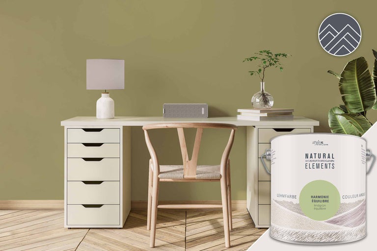 Scène d'intérieur avec peinture à l'argile StyleColor Natural Elements sur le mur, bureau et chaise