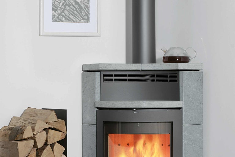 Poêle à bois avec réserve à bûches et théière