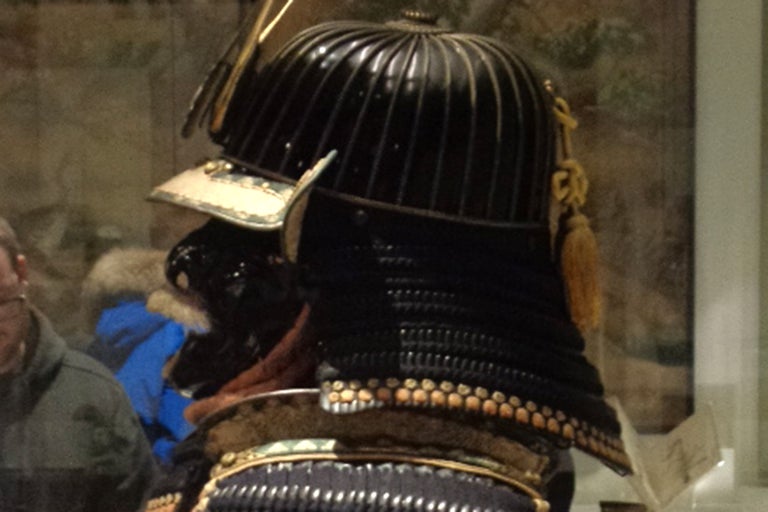 Casque de samouraï noir avec des accents dorés