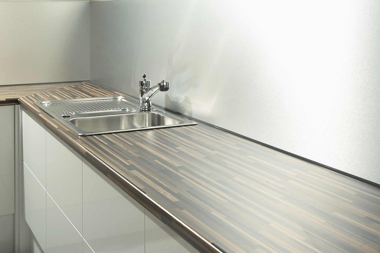 Évier de cuisine avec robinet sur plan de travail en bois