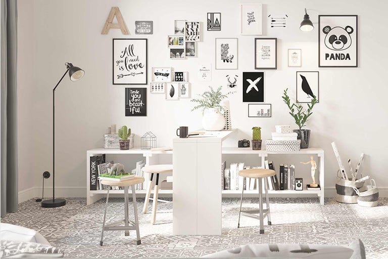 Wohnzimmer mit weissem Regal, Hockern und dekorativen Elementen an der Wand