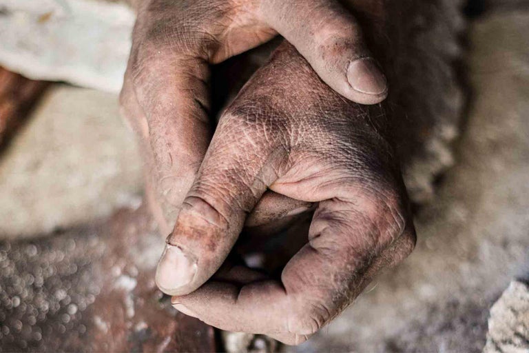 Gros plan de deux mains entrelacées
