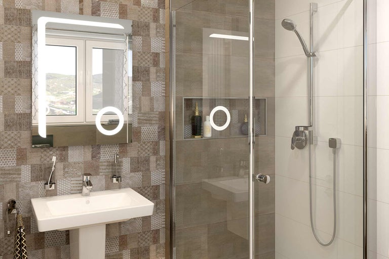 Helles Badezimmer mit Waschbecken, beleuchtetem Spiegel und Dusche