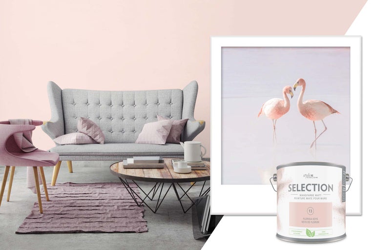 Wohnzimmer mit grauer Couch, Holz Couchtisch und Dose StyleColor Selection Wandfarbe Florida Keys