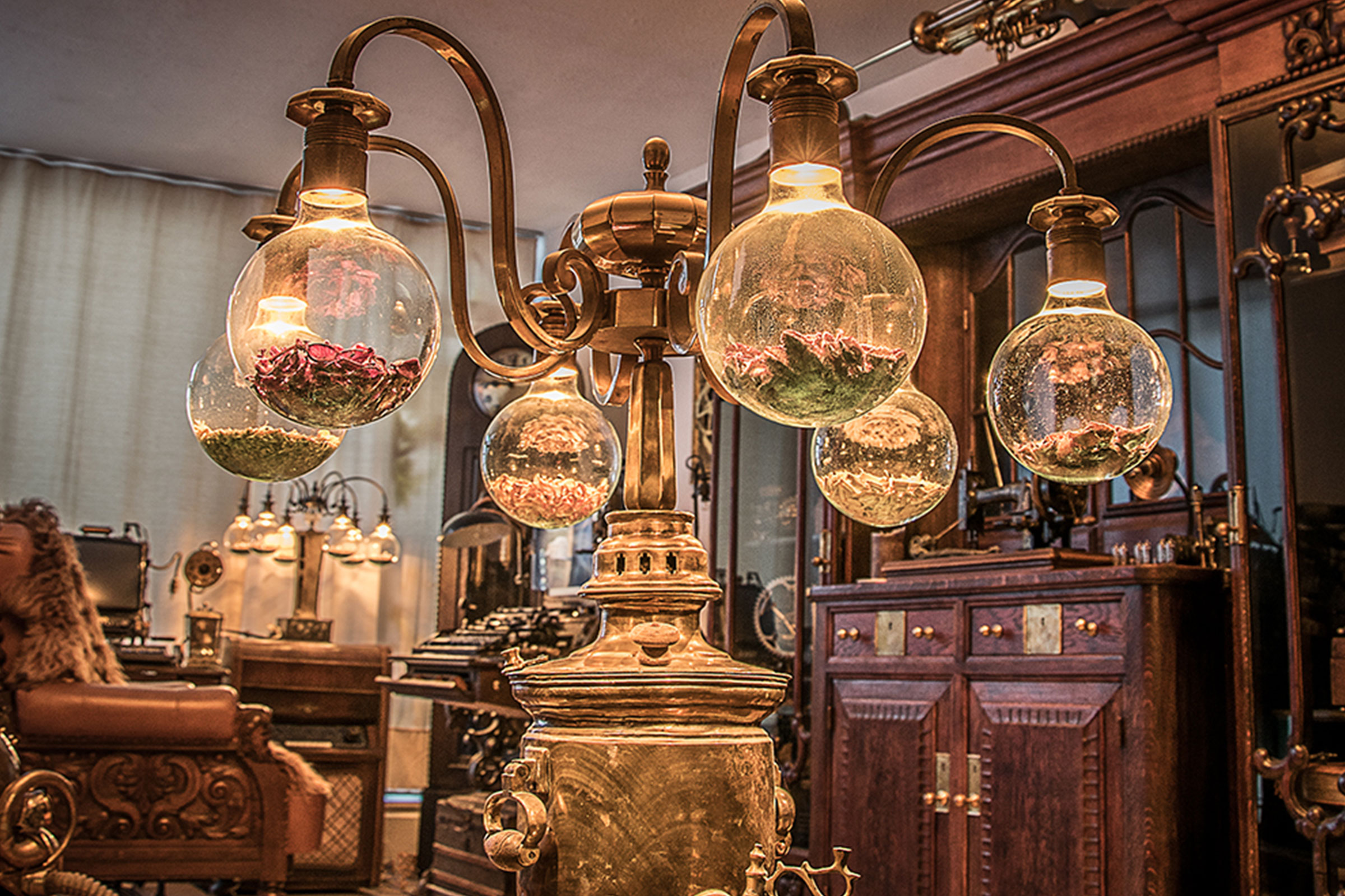 Lampe décorative dorée avec des ampoules dans un style vintage