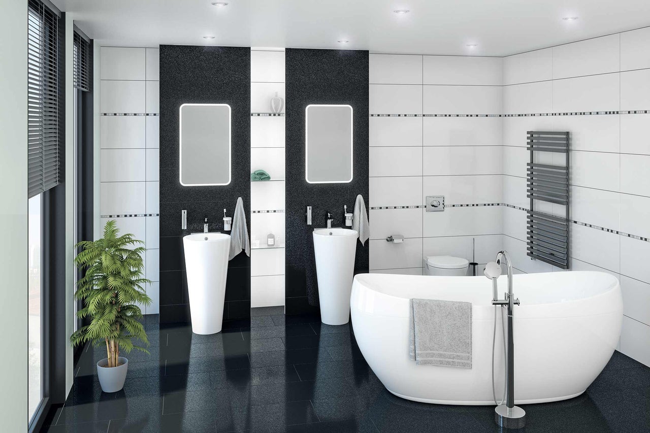 Helles Badezimmer mit Badewanne, Waschtischen, Spiegeln und Fliesen