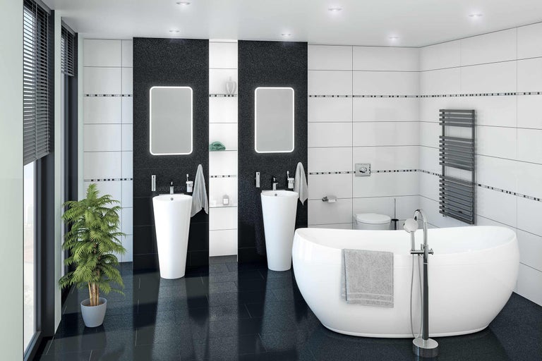 Salle de bain lumineuse avec baignoire, lavabos, miroirs et carrelage