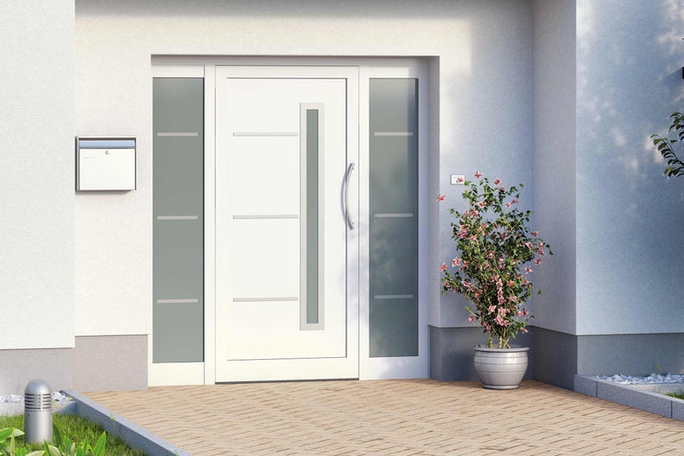 Porte d'entrée moderne avec panneaux latéraux, boîte aux lettres et sonnette sur un mur de maison