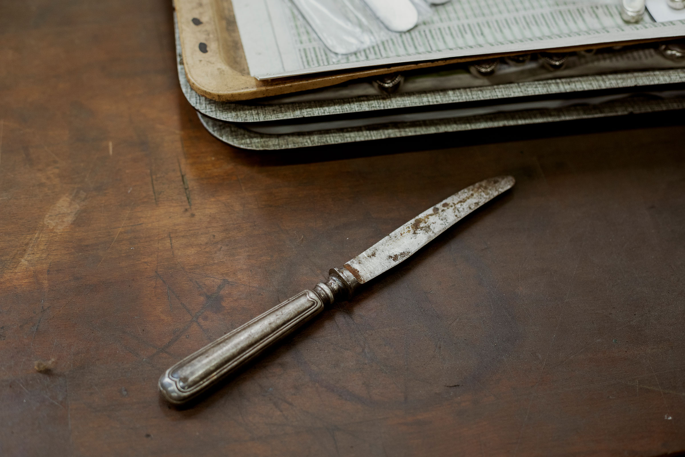 Messer mit Metallgriff auf einem Holztisch