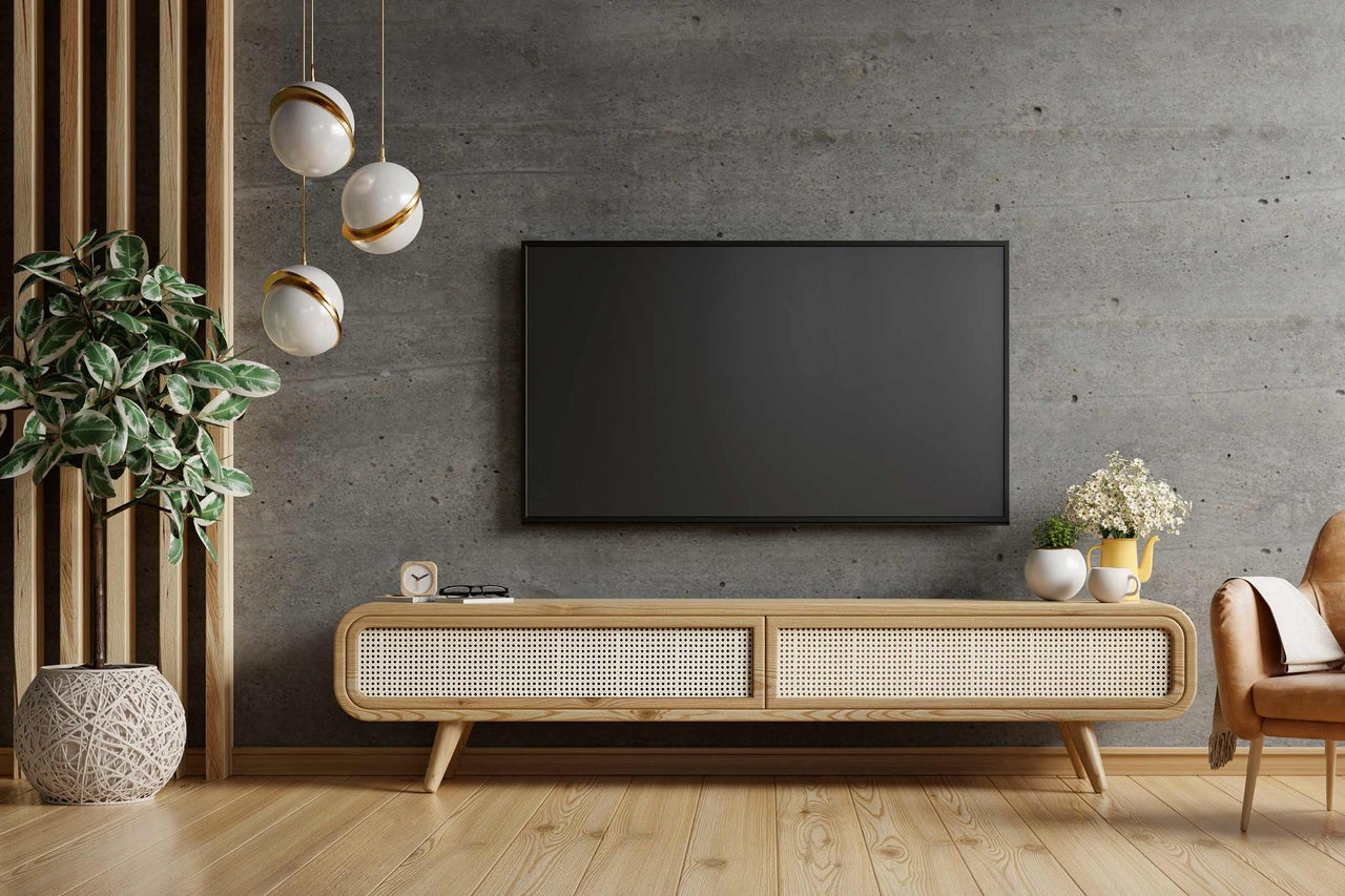 Salon avec télévision, meuble TV, décoration et plantes d'intérieur