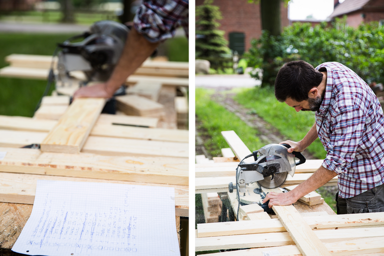 Homme sciant du bois avec une scie circulaire, notes à portée de main