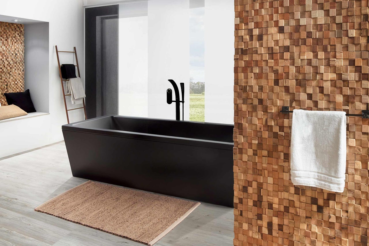 Salle de bain moderne avec baignoire îlot, revêtement en bois et ambiance lumineuse