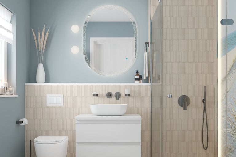 Salle de bain lumineuse avec lavabo, miroir, douche et toilettes