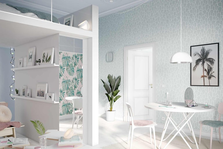 Pièce lumineuse avec lit mezzanine, étagères, table, chaises et plante d'intérieur