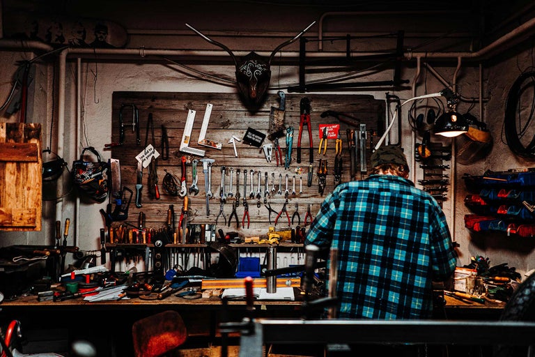Atelier avec outils au mur et établi