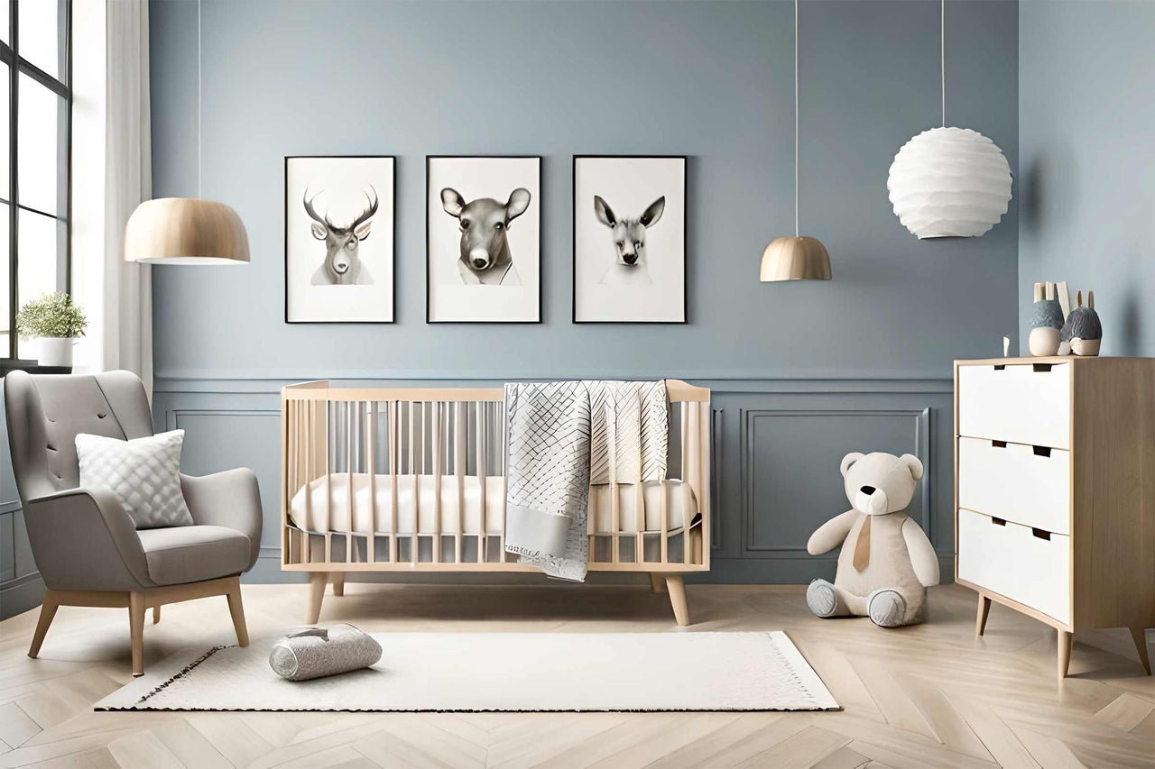 Chambre de bébé avec lit à barreaux, fauteuil, commode et images d'animaux