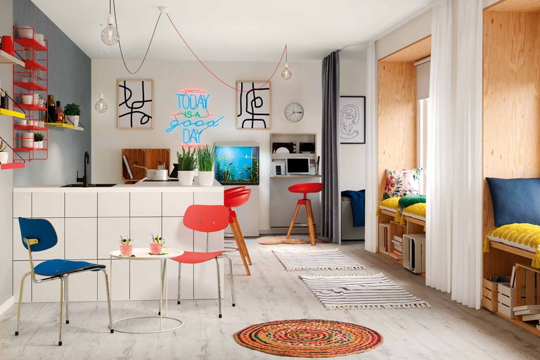 Espace de vie lumineux avec cuisine, sièges et décoration