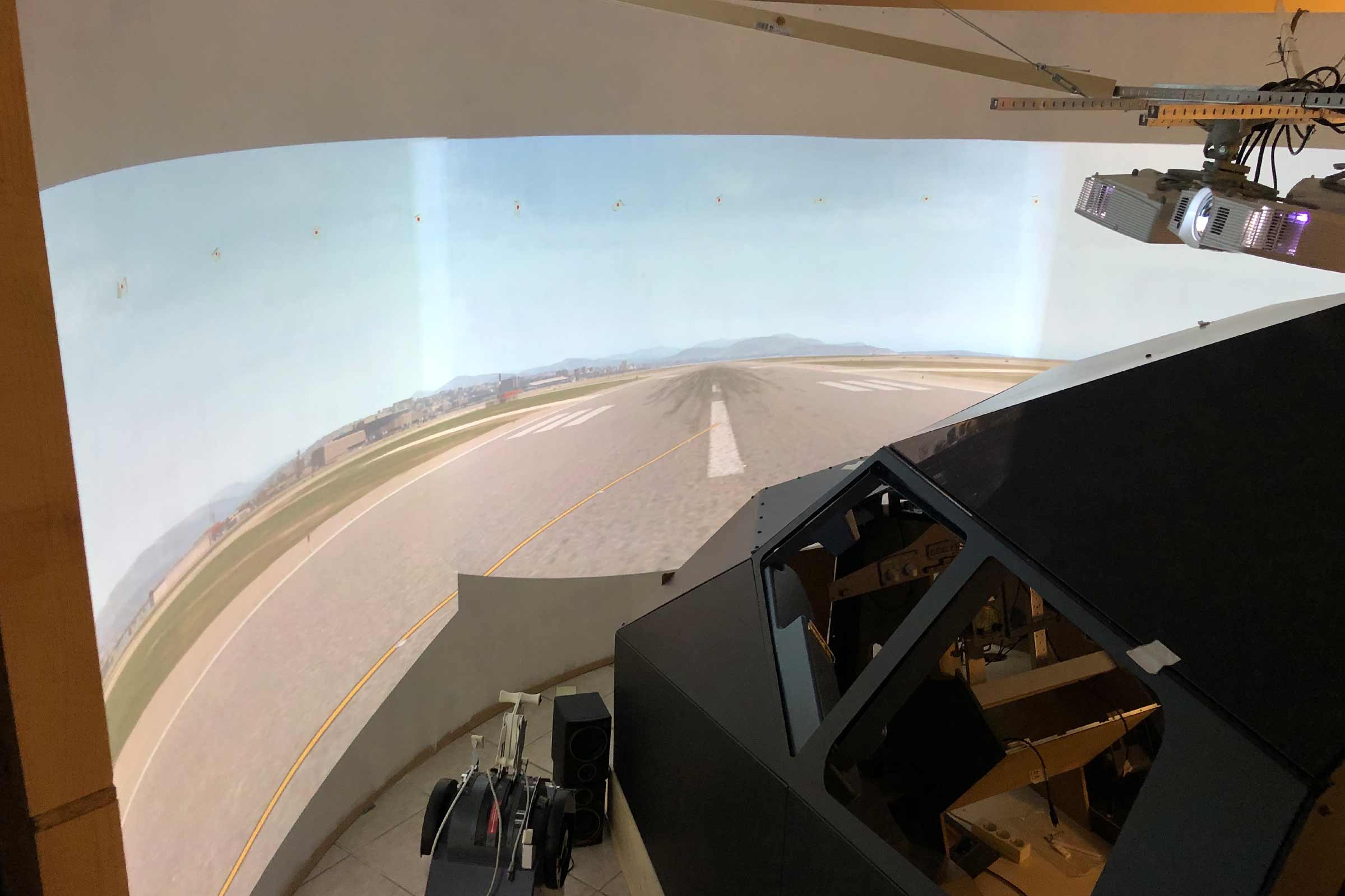 Simulateur de vol avec vue sur la piste