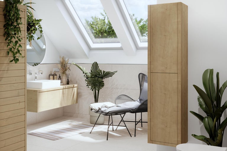 Salle de bain avec lavabo, miroir, armoire haute et fenêtre de toit pour une ambiance claire et conviviale