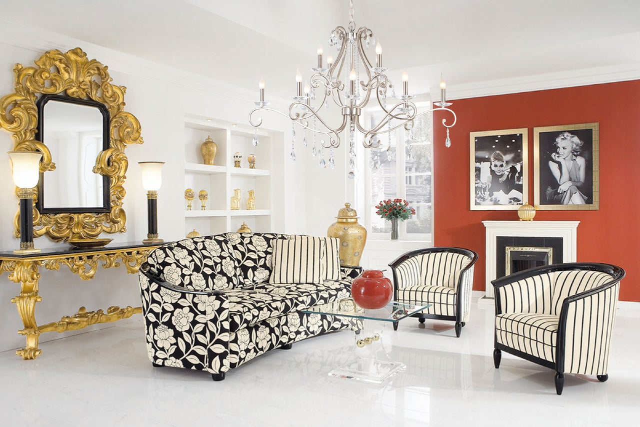 Wohnzimmer mit Sofa, Sesseln, Tisch, Spiegel, Lampe und Kronleuchter