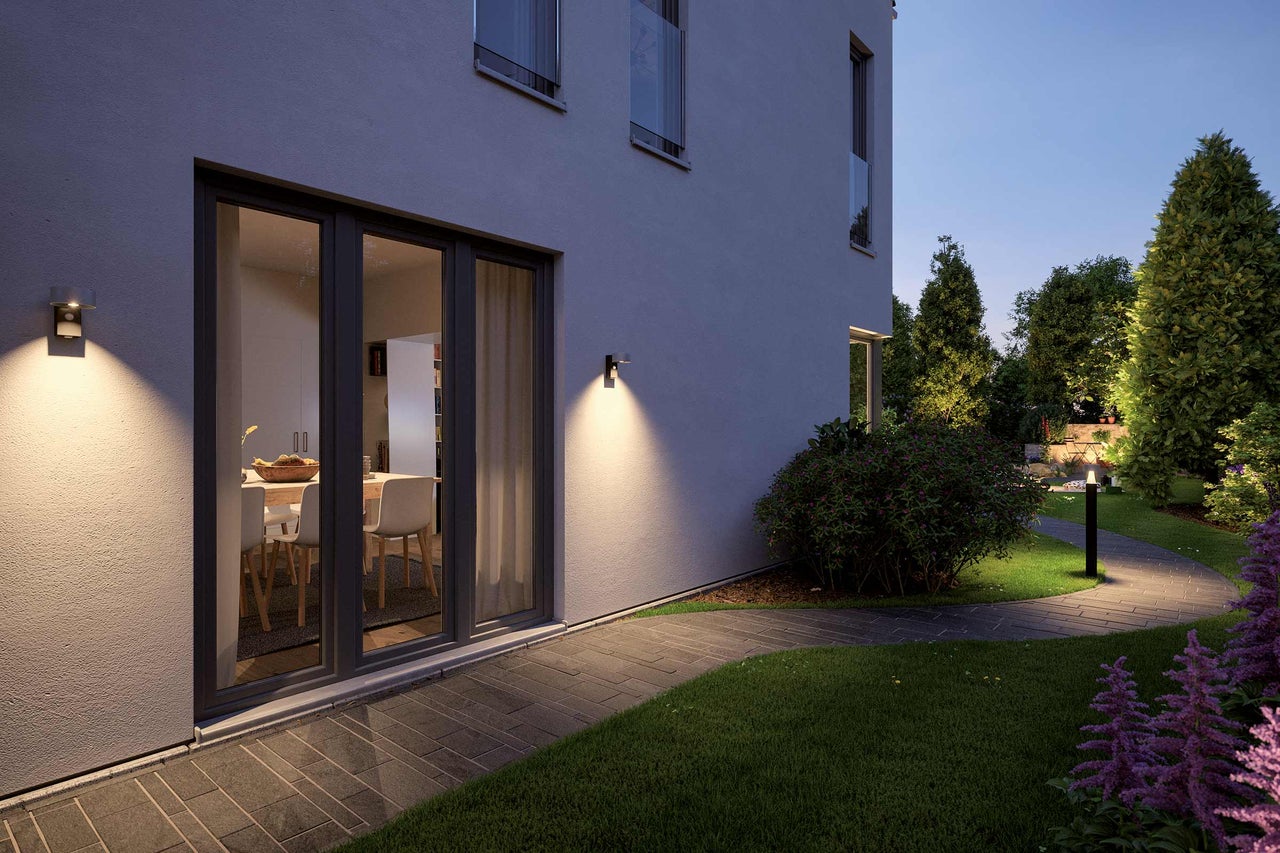 Beleuchtetes Haus mit Gartenweg und Aussenleuchten