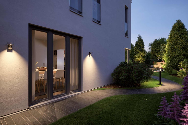 Maison éclairée avec allée de jardin et luminaires extérieurs