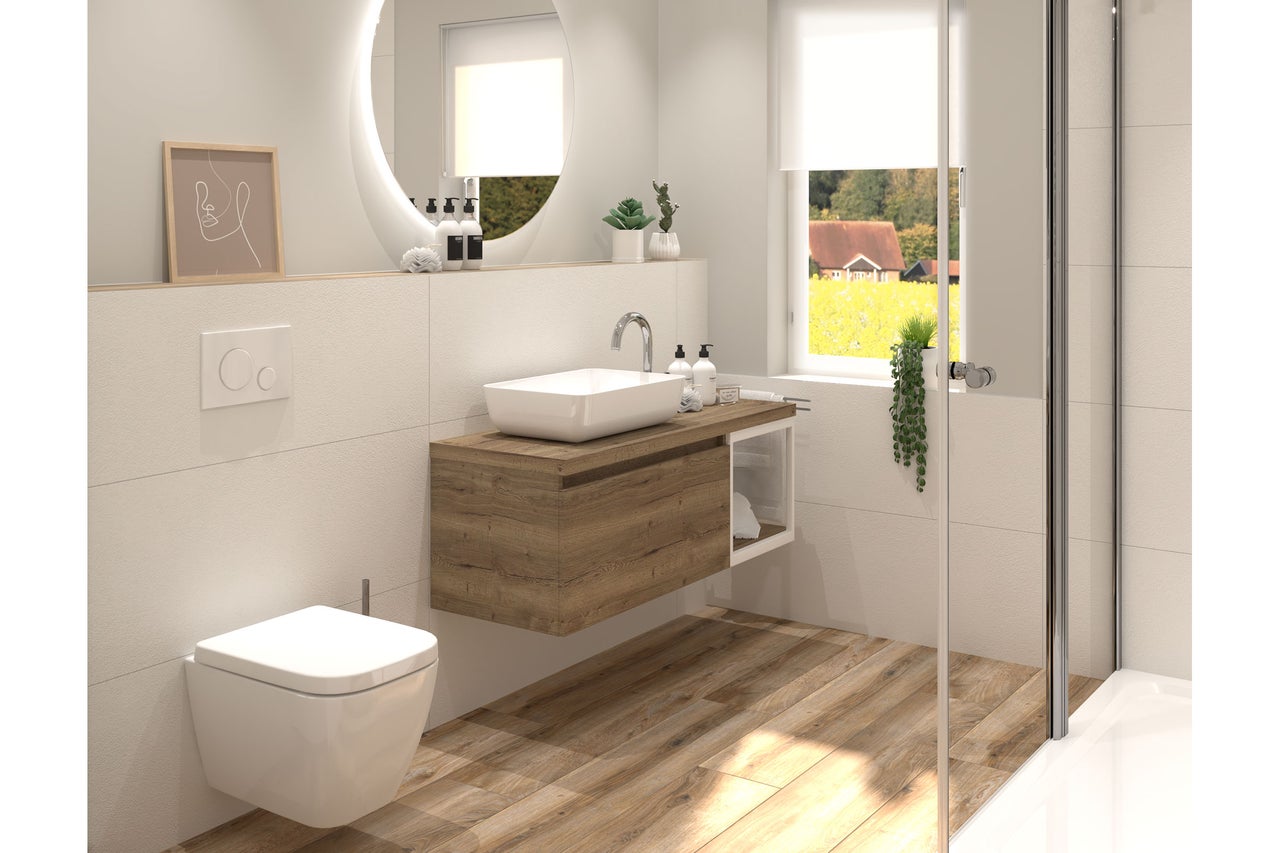 Modernes Badezimmer mit holzfarbenem Waschtischunterschrank, weissem Aufsatzwaschbecken, Wand-WC und hinterleuchtetem Rundspiegel auf hellen Fliesen.