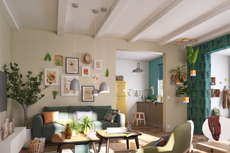 Helles Wohnzimmer mit Sofa, Couchtisch, Pflanzen und gelbem Kühlschrank