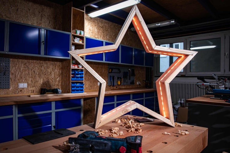 Dekorativer Holzstern mit Beleuchtung in einer Werkstatt