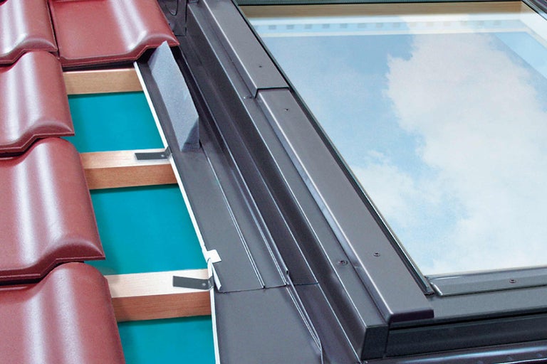 Detailansicht eines Dachfensters mit Dachziegeln