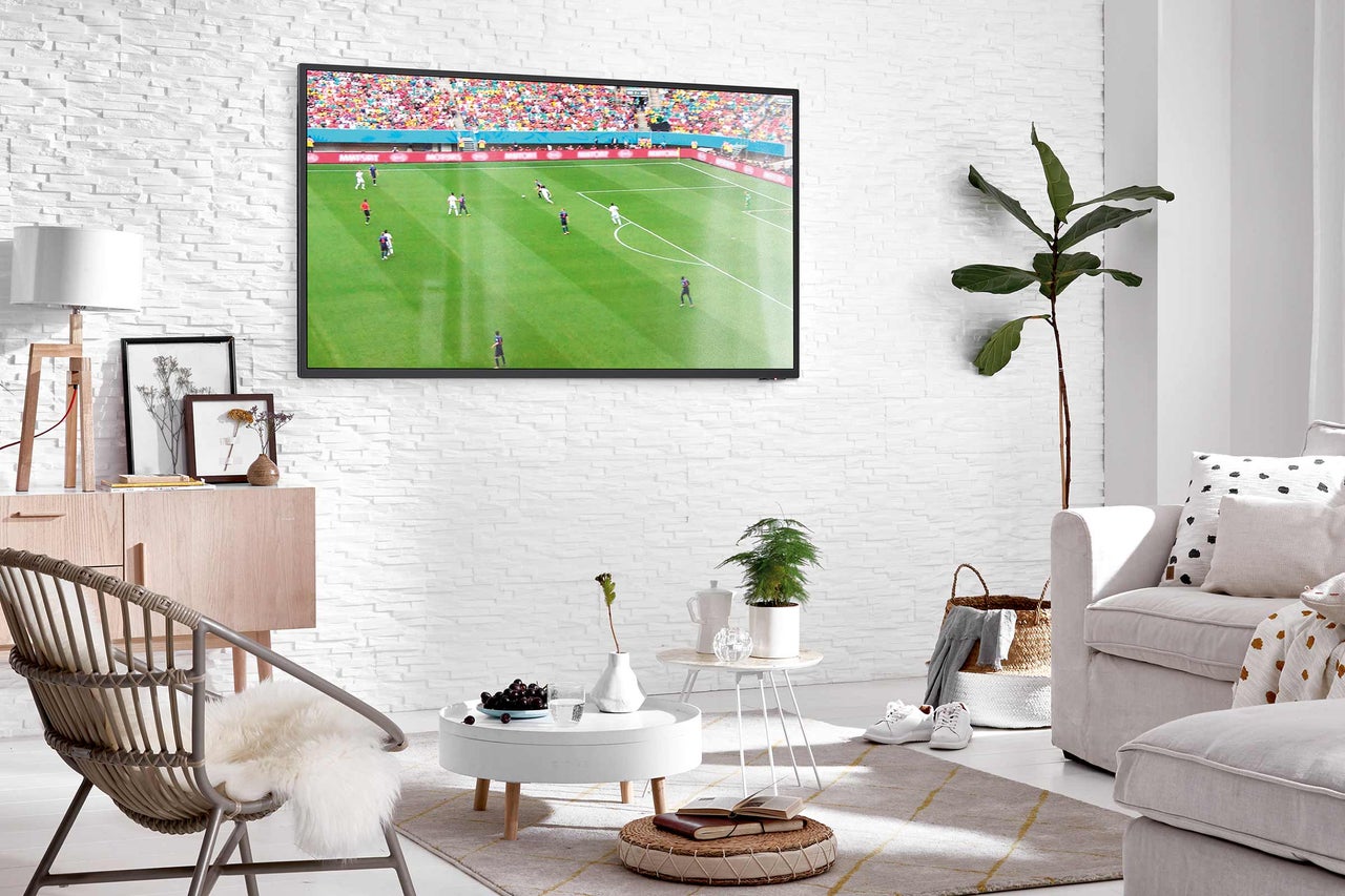 Salon avec télévision, meubles et décoration