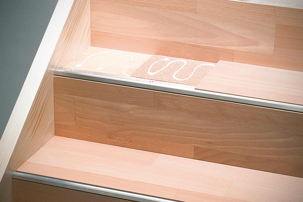 Treppe mit Trittstufen aus Holz und Montagekleber