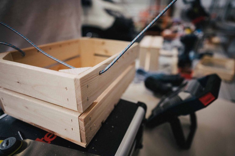 Caisse en bois avec trou pour sandow