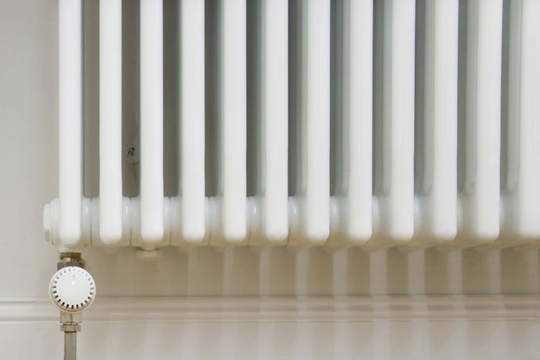 Weisser Gliederheizkörper mit Thermostatventil