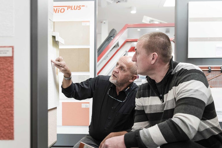 Zwei Männer betrachten Putz Muster im Hornbach Markt.