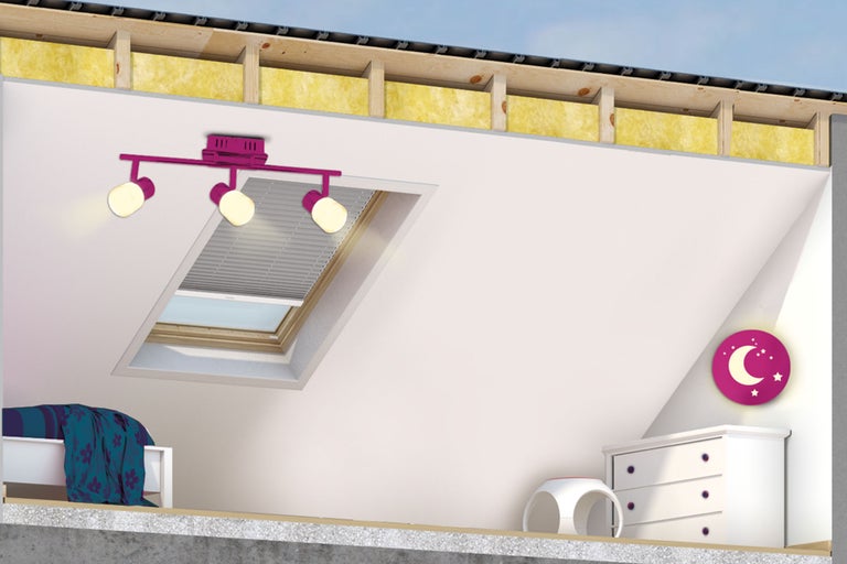 Dachzimmer mit Dachfenster, Beleuchtung und Möbeln im modernen Stil