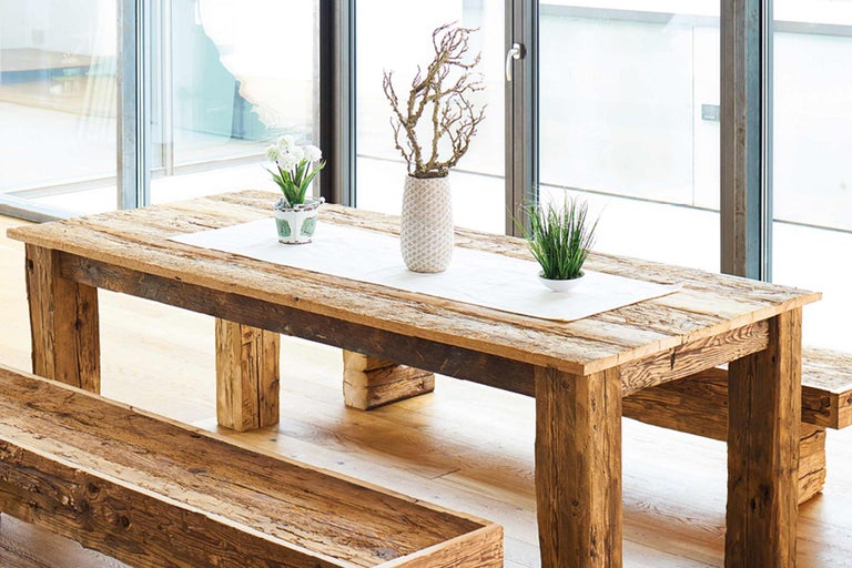 Ensemble de table à manger en bois avec banc et décoration de table