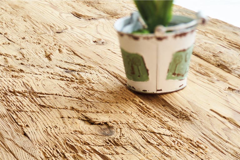 Plateau de table en bois avec plante en pot comme décoration