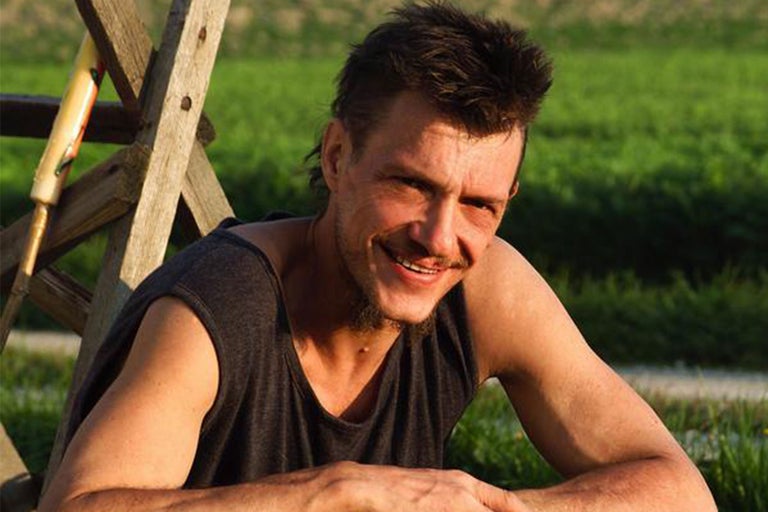 Portrait d'un homme à l'extérieur