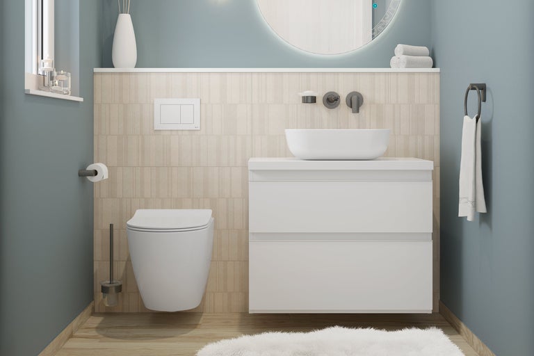 Salle de bains moderne avec toilettes, meuble-lavabo et miroir