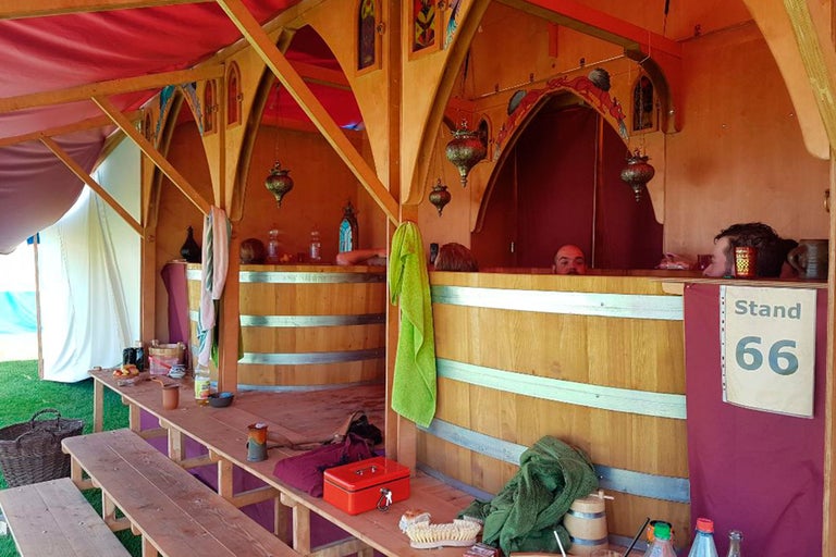 Mittelalterliche Badeszene mit Holzzubern und entspannenden Personen