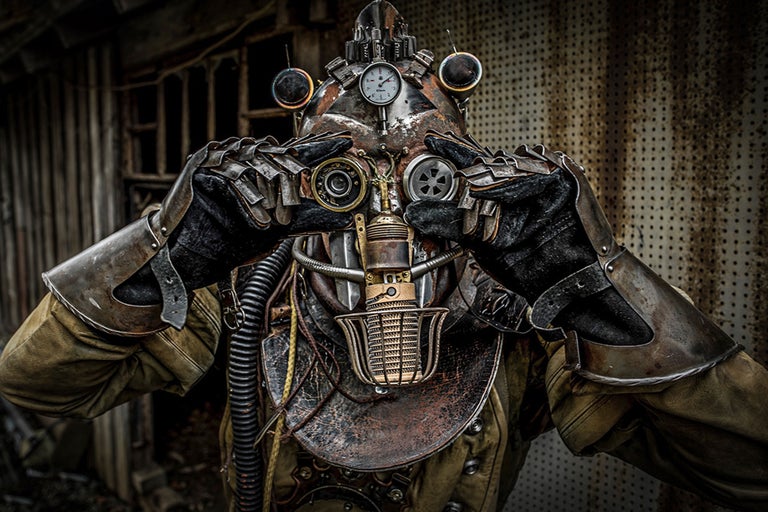Person mit Steampunk-Maske und -Handschuhen