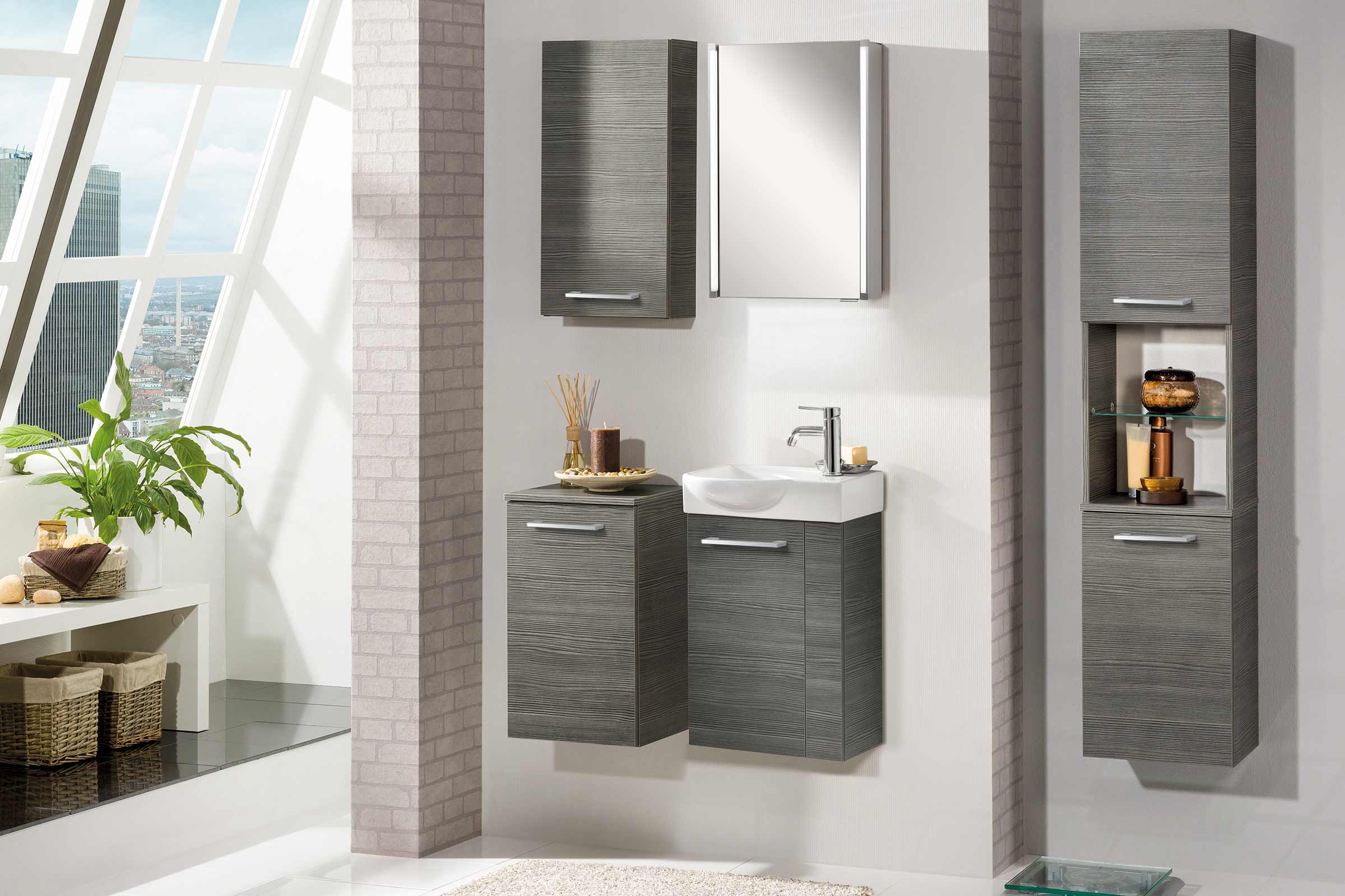 Modernes Badezimmer mit Waschbecken, Spiegelschrank und Hängeschränken in Holzoptik