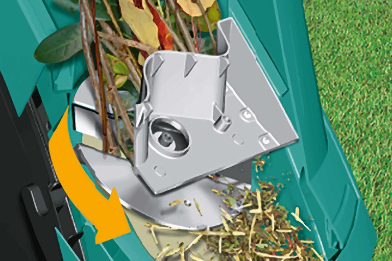 Broyeur de jardin avec entonnoir de remplissage et déchets de jardin broyés